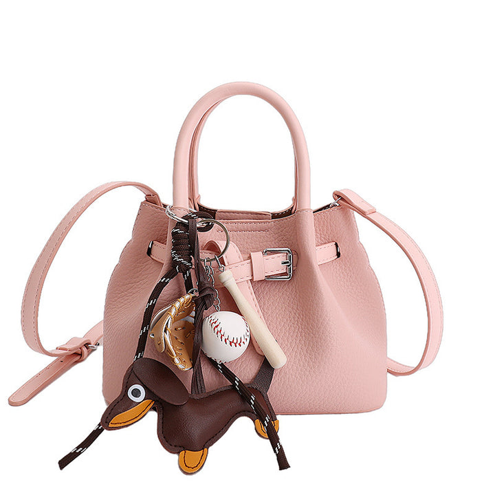 Damen Designer Bucket Bag mit verspieltem Tieranhänger Nord Taschen