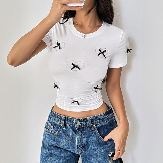 Damen Kurzes T-Shirt mit Herzapplikationen und Schleifen Nord Taschen