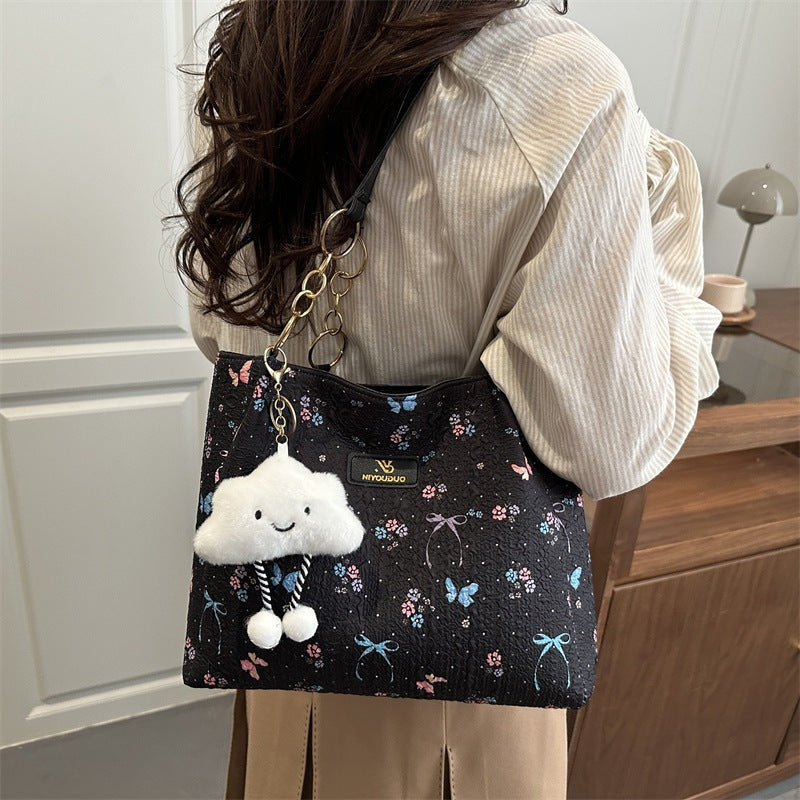 Damen Beuteltasche mit floralem Muster und verspieltem Anhänger Nord Taschen
