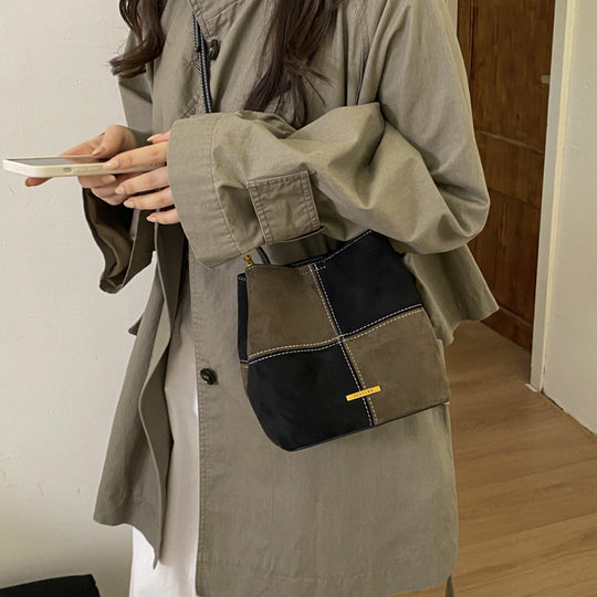 Damen Mini-Hobo-Tasche aus hochwertigem Veloursleder mit dekorativen Nähten Nord Taschen