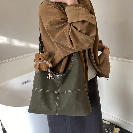 Damen Hobo-Tasche aus weichem Kunstleder mit charmantem Bären-Anhänger Nord Taschen