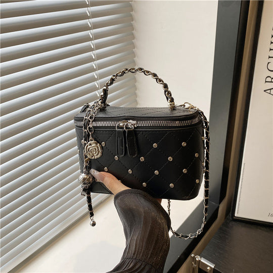 Damen stilvolle Handtasche mit ausgestelltem Design und Kettenverzierung Nord Taschen
