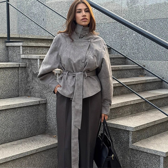 Damen Kurzjacke aus Veloursleder‑Optik mit hohem Stehkragen, Taillengürtel und kastiger Oversize‑Silhouette Nord Taschen