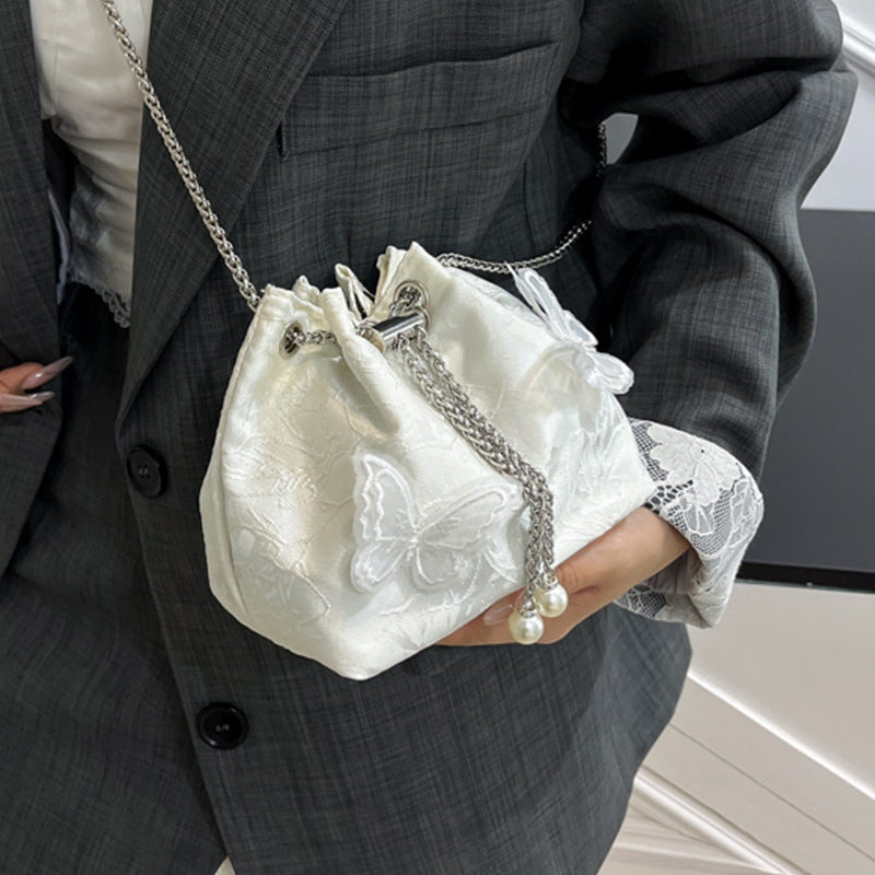 Damen Beuteltasche mit verspieltem Schmetterlingsdesign und eleganten Kettenakzenten Nord Taschen