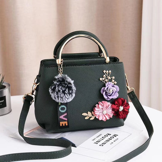 Damen modische Henkeltasche mit floralen Akzenten und schimmerndem Anhänger Nord Taschen