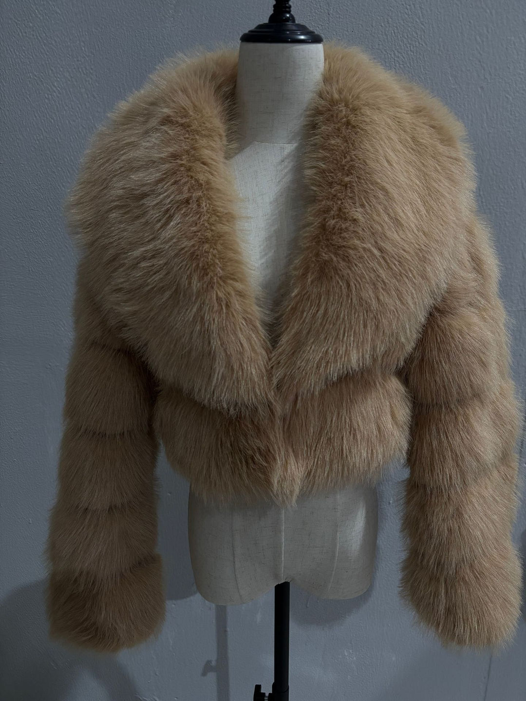 Damen Kurz geschnittene Kunstpelz‑Bolerojacke mit voluminösem Schalkragen Nord Taschen