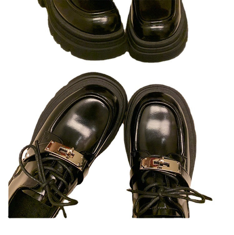 Damen Chunky Lackleder‑Schnürloafer mit markanter Lug‑Sohle und dekorativer Metallschnalle Nord Taschen