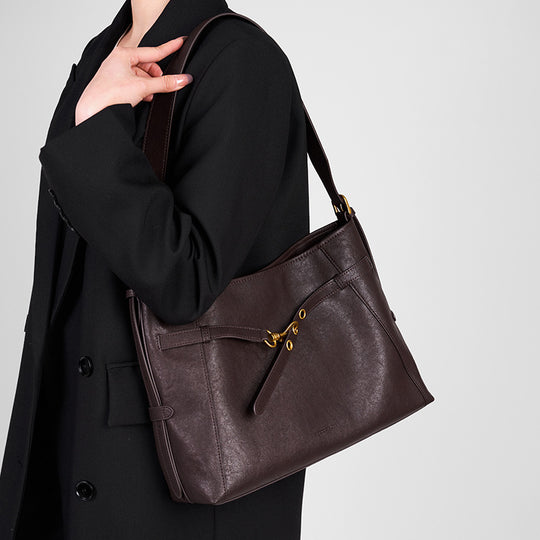 Damen Schultertasche mit elegantem Schnitt und goldenen Akzenten Nord Taschen