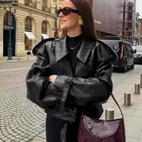 Damen 300+ taillierte Cropped-Bikerjacke aus Kunstleder mit großem Revers, Schulterklappen und Taillengürtel Nord Taschen