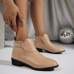 Damen Western-inspirierte Stiefelette mit spitzer Zehenpartie und dekorativer Metallschnalle Nord Taschen