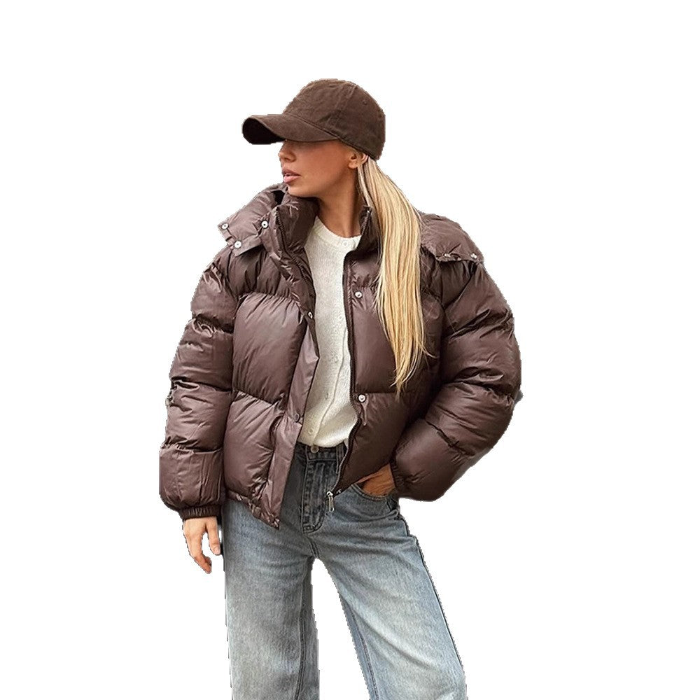 Damen Kurz geschnittene glänzende Steppjacke mit hohem Stehkragen und Druckknopfleisten Nord Taschen