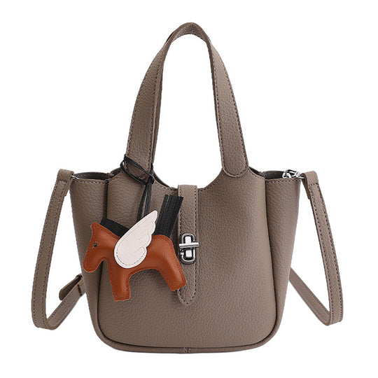Damen Handtasche aus strukturiertem Kunstleder mit abnehmbarem Anhänger Nord Taschen