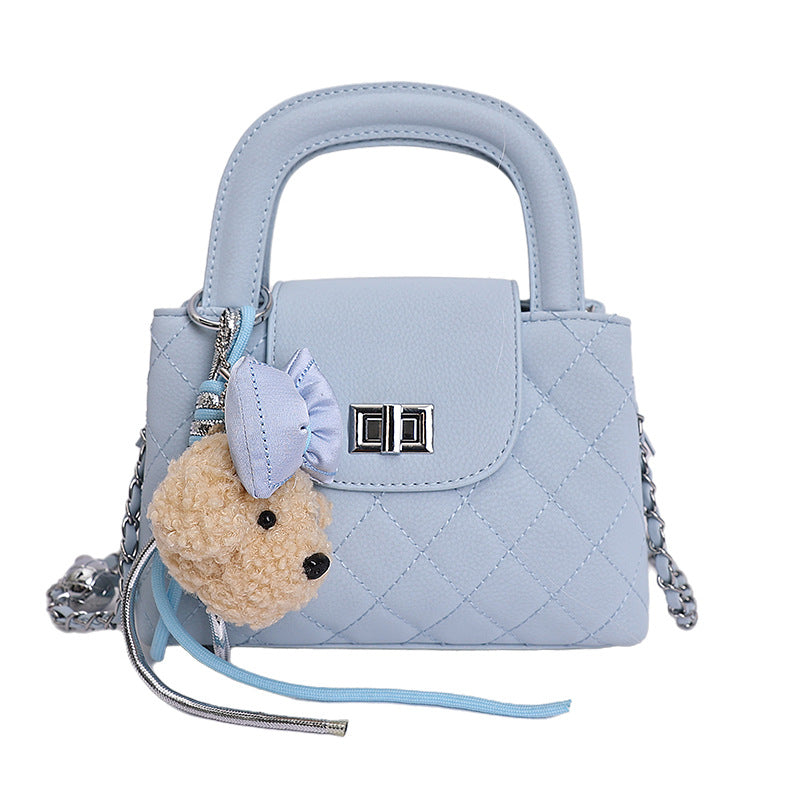 Damen Handtasche mit verspieltem Design und charmanten Anhänger Nord Taschen
