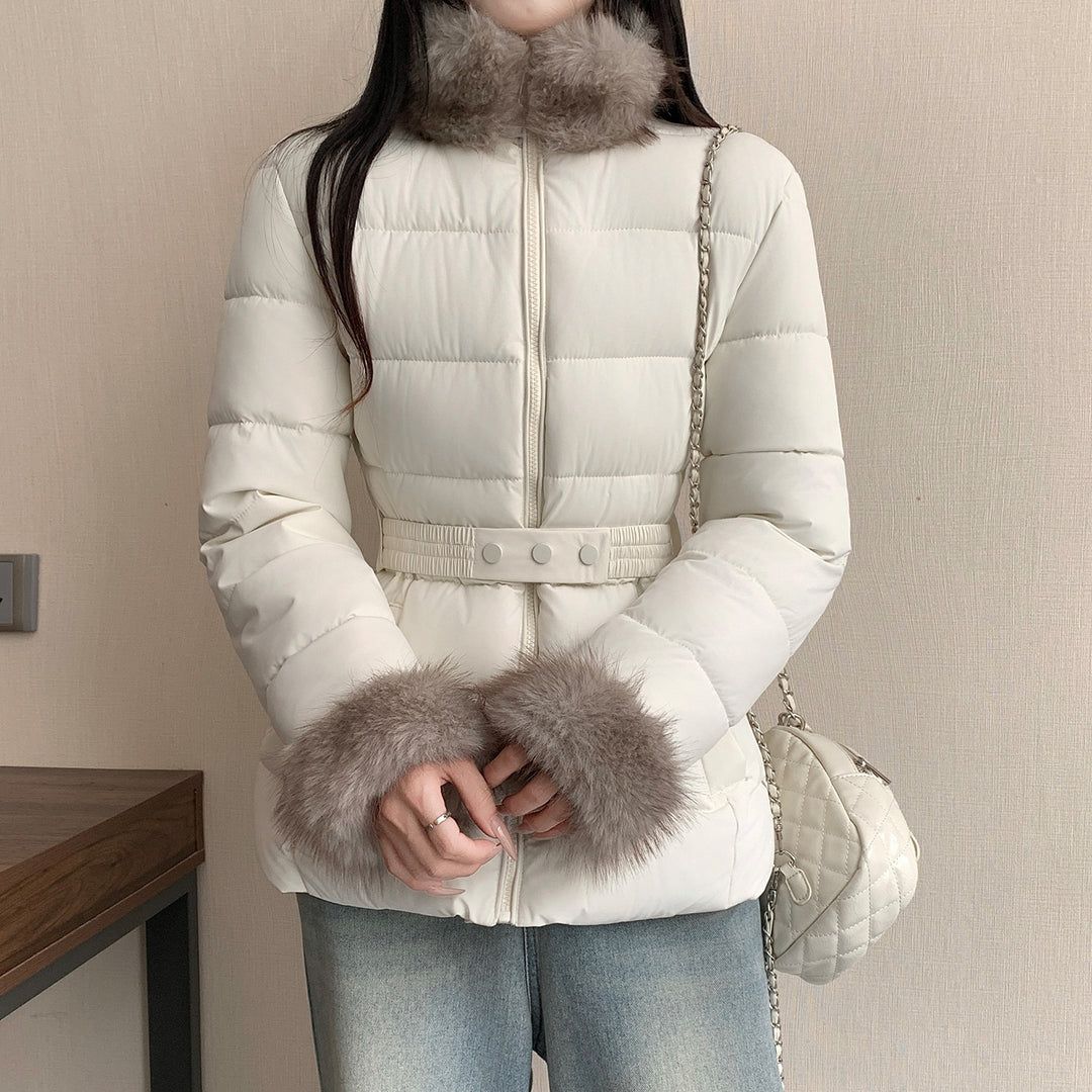 Damen nan taillierte Thermosteppjacke mit abnehmbarem Fake-Fur-Kragen und elastischem Taillengürtel Nord Taschen