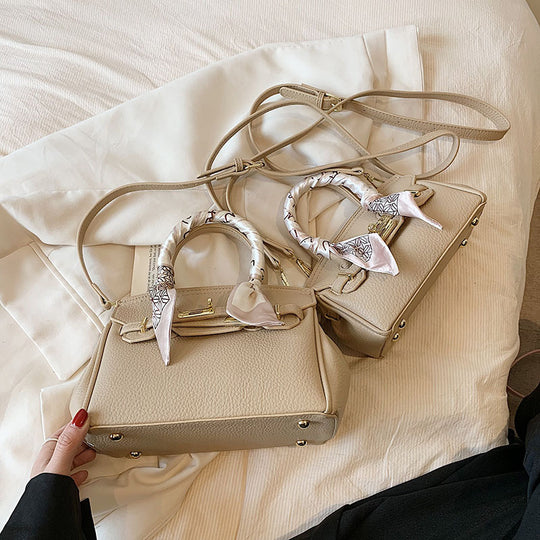 Damen Handtasche mit innovativem Haltegriff und modischen Details | Nord Taschen