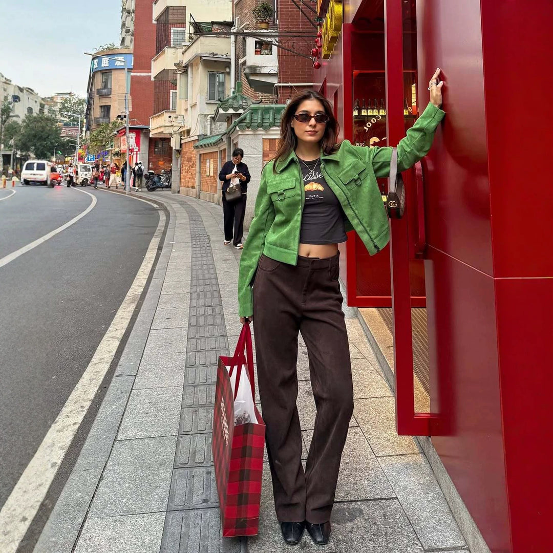 Damen Cropped Veloursjacke mit Hemdkragen, Reißverschluss und Zierringen Nord Taschen
