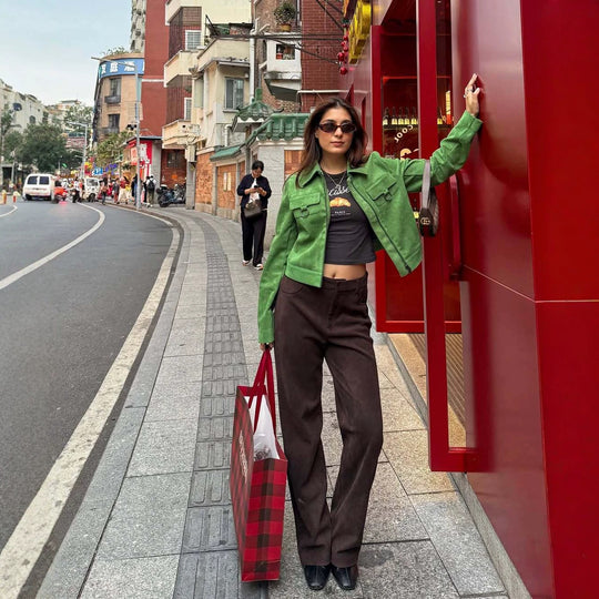 Damen Cropped Veloursjacke mit Hemdkragen, Reißverschluss und Zierringen Nord Taschen