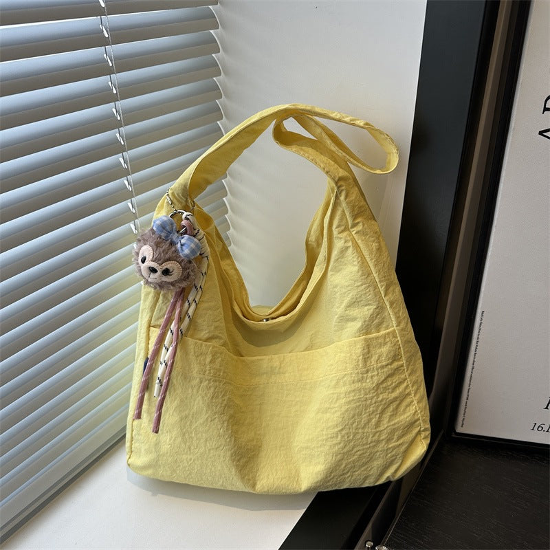 Damen lässige Beuteltasche mit dekorativem Anhänger Nord Taschen