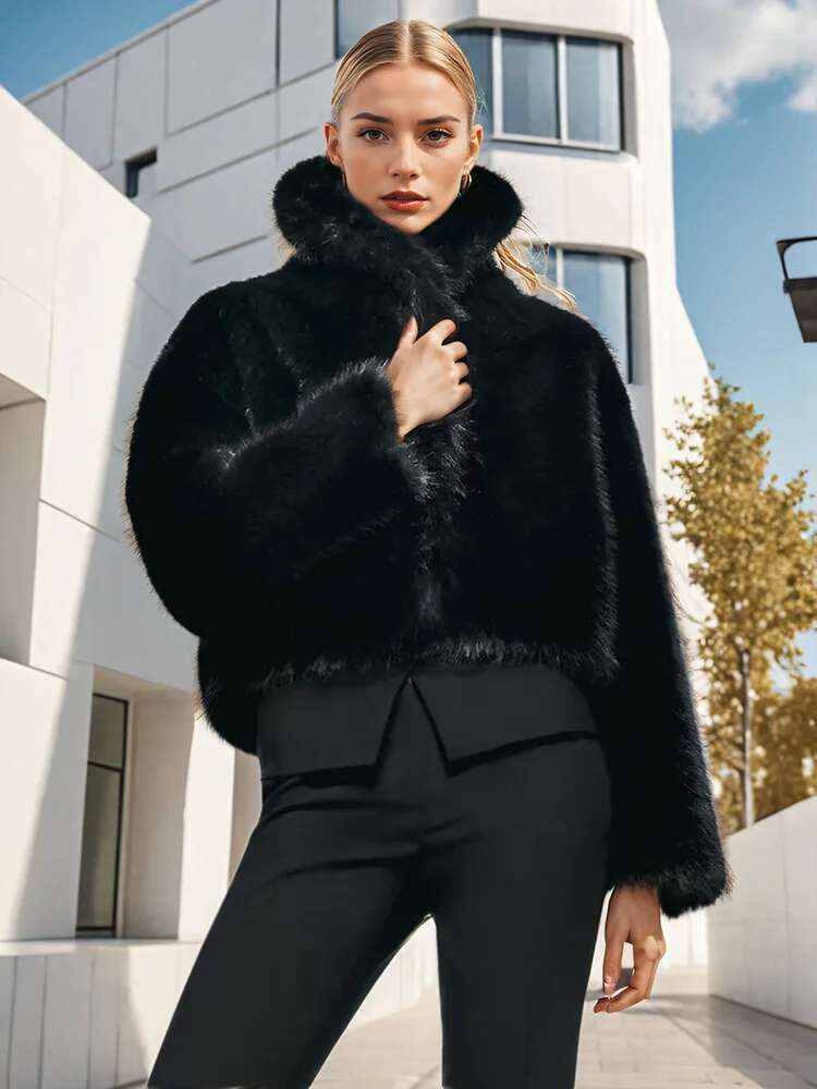 Damen Kurze Kapuzen-Faux-Fur-Jacke mit dichtem Hochflor, Boxy-Silhouette und elastischem Saum Nord Taschen