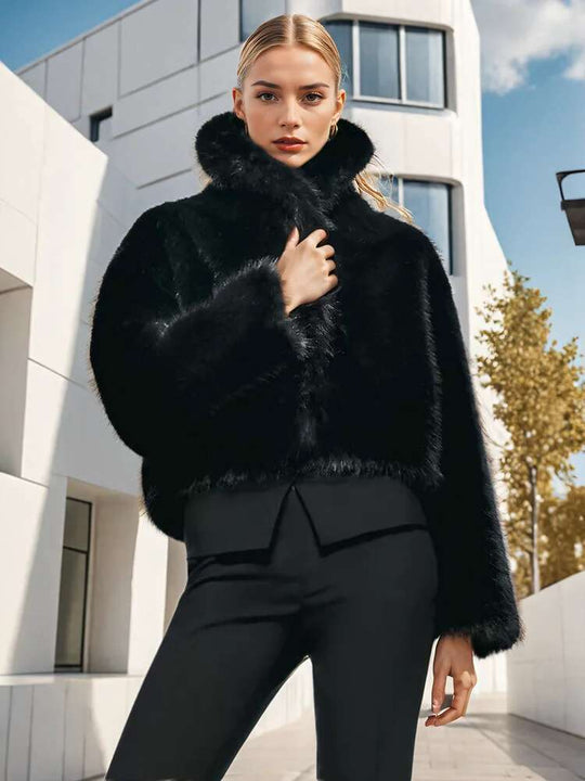 Damen Kurze Kapuzen-Faux-Fur-Jacke mit dichtem Hochflor, Boxy-Silhouette und elastischem Saum Nord Taschen