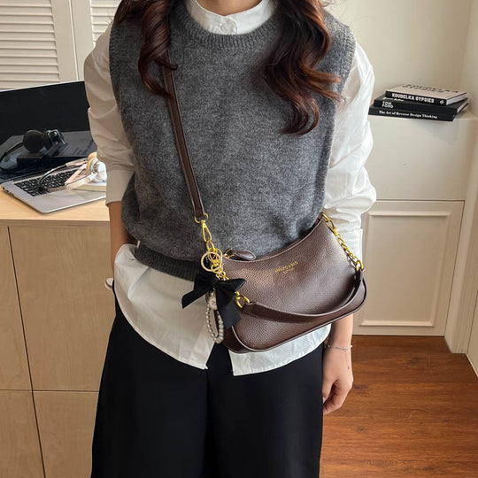 Damen Hobo-Umhängetasche mit verspieltem Anhänger und eleganter Struktur Nord Taschen