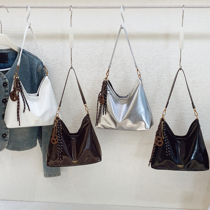 Damen Hobo-Tasche aus glänzendem Kunstleder mit dekorativem Anhänger Nord Taschen