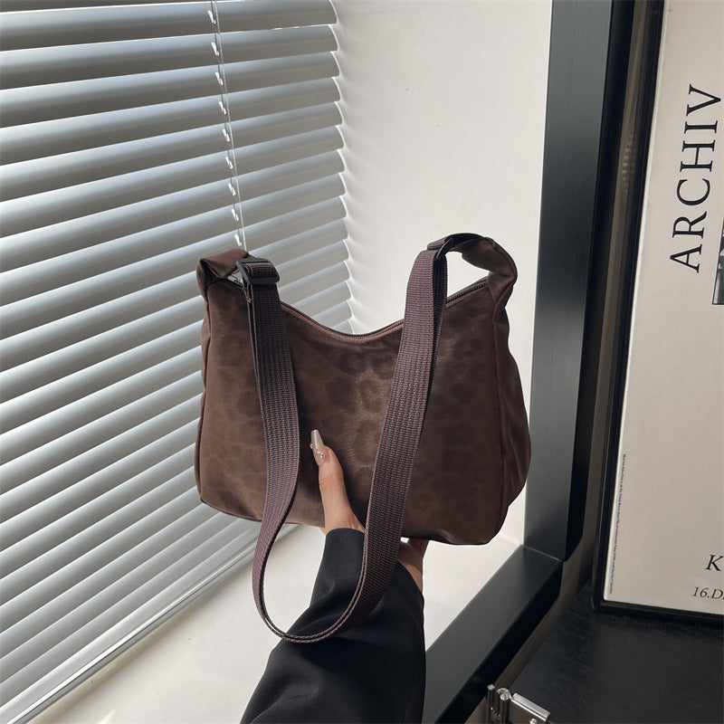 Damen Umhängetasche mit innovativem Muster Nord Taschen