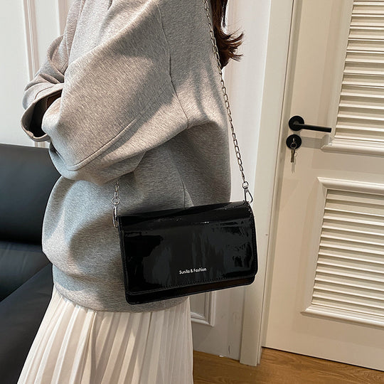Damen elegante Umhängetasche mit schimmerndem Finish und praktischen Kettenriemen Nord Taschen
