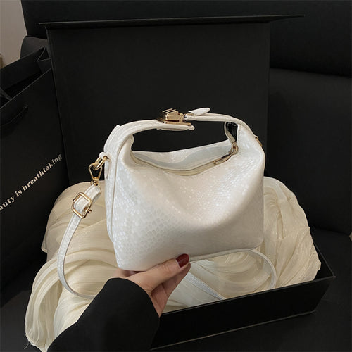 Damen Umhängetasche mit eleganter Schlangenprägung und praktischem Schulterriemen Nord Taschen