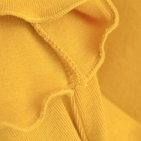 Damen Figurbetontes Langarm-Feinstrickshirt mit quadratischem Ausschnitt und Wellensaum Nord Taschen