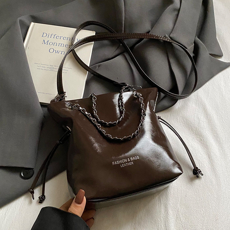 Damen Hobo-Tasche mit elegantem Kettenakzent und modernem Kordelzug Nord Taschen
