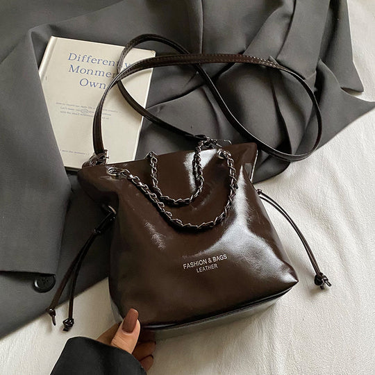 Damen Hobo-Tasche mit elegantem Kettenakzent und modernem Kordelzug Nord Taschen