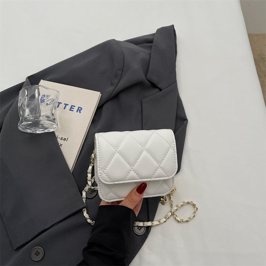 Damen Umhängetasche mit strukturiertem Design und edler Kettenverzierung Nord Taschen
