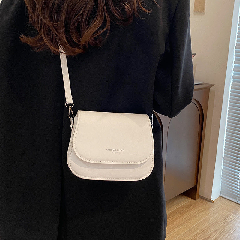 Damen Umhängetasche mit elegantem Klappverschluss und feinem Kunstleder Nord Taschen