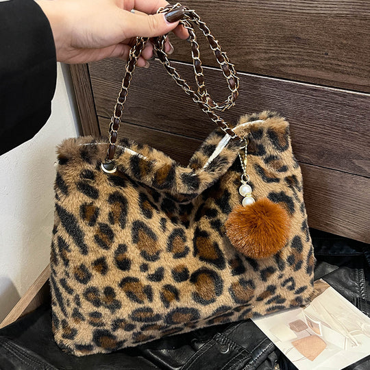 Damen Hobo-Handtasche mit weichem Leopardenstoff und auffälligem Kettenhenkel Nord Taschen