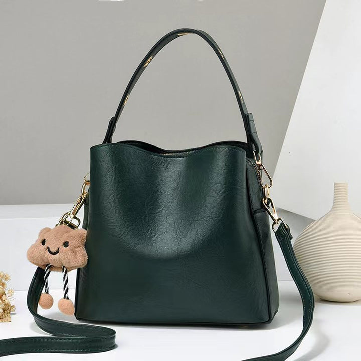 Damen Schultertasche mit verspieltem Anhänger Nord Taschen
