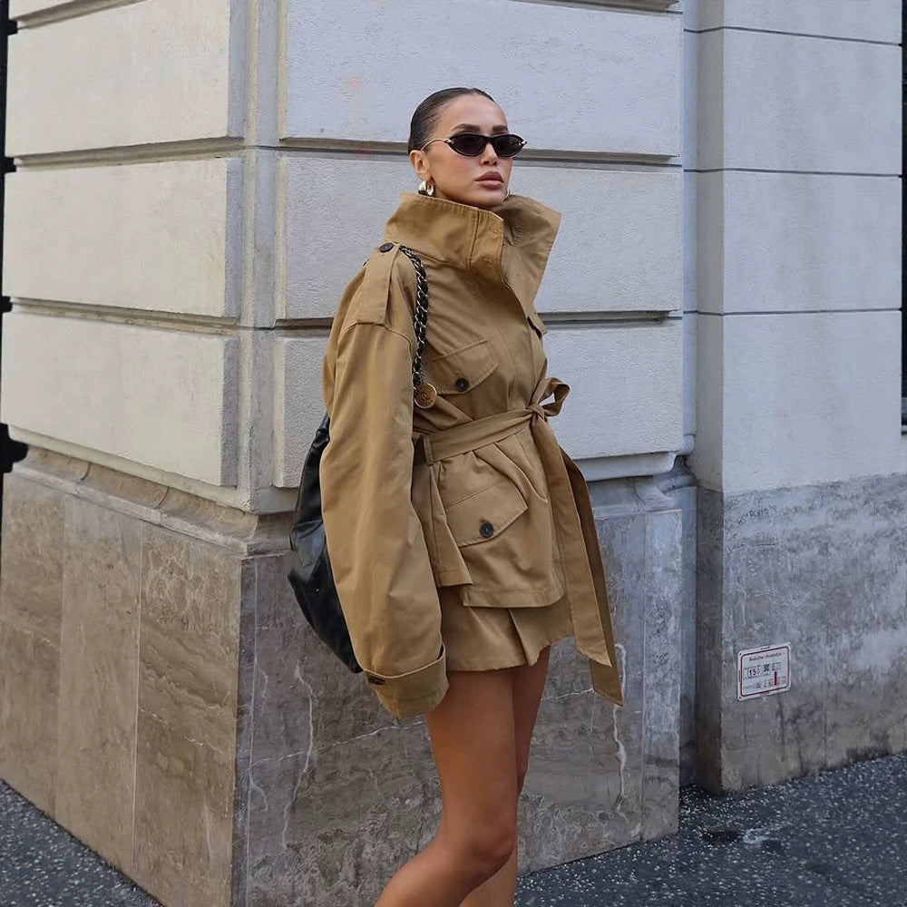 Damen Taillierte Utility-Jacke mit Bindegürtel, hohem Stehkragen und Pattentaschen Nord Taschen