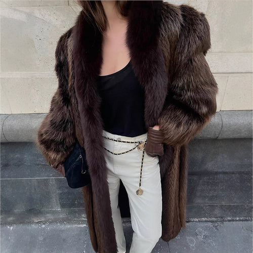 Damen Luxuriöser langer Pelzmantel mit breitem Kragen und voluminösen Ärmeln Nord Taschen