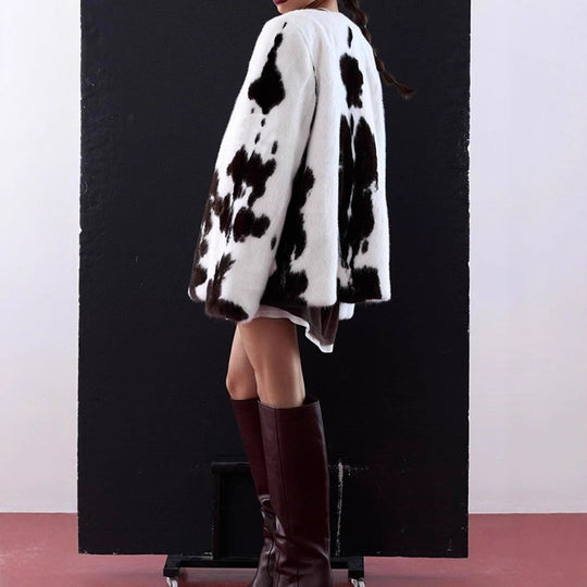 Damen Kurzmantel aus Kunstpelz mit kastiger Silhouette und Kuhfleckenmuster Nord Taschen