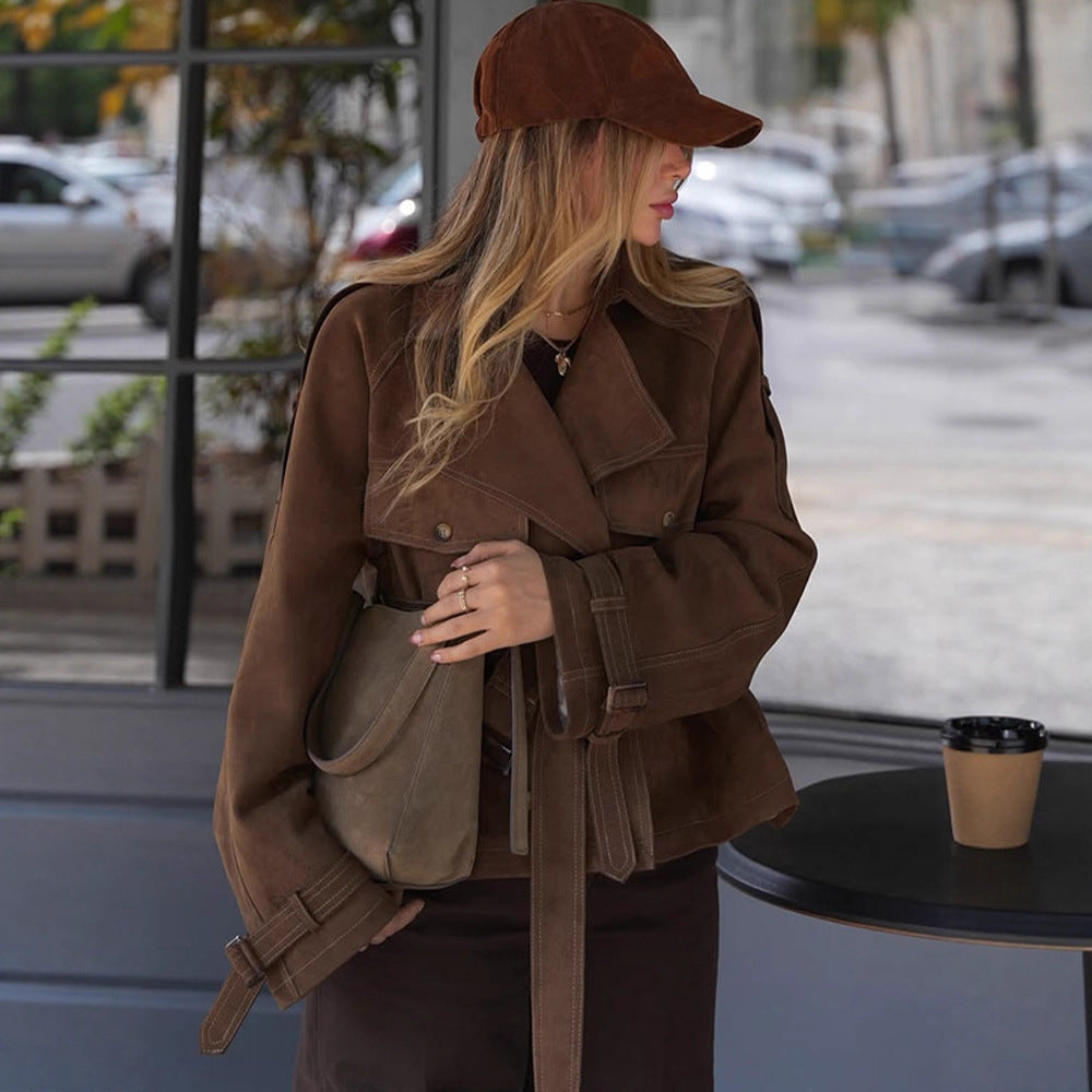Damen Kurz geschnittener Veloursleder‑Trenchjacke mit Taillengürtel und verstellbaren Manschetten Nord Taschen