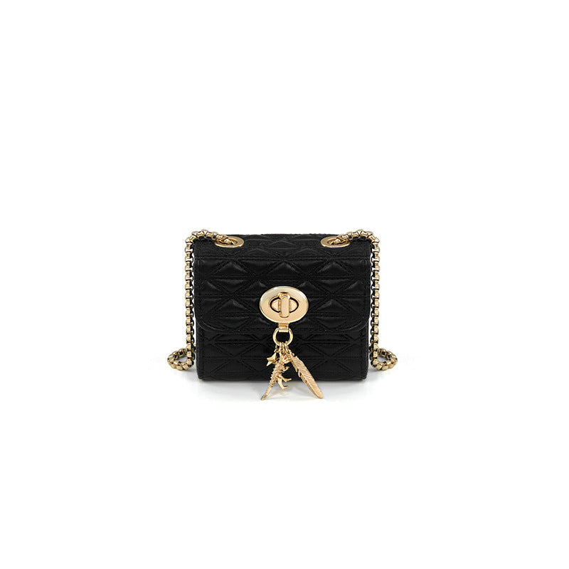 Damen Clutch mit eleganter Steppoptik und dekorativem Kettenriemen Nord Taschen