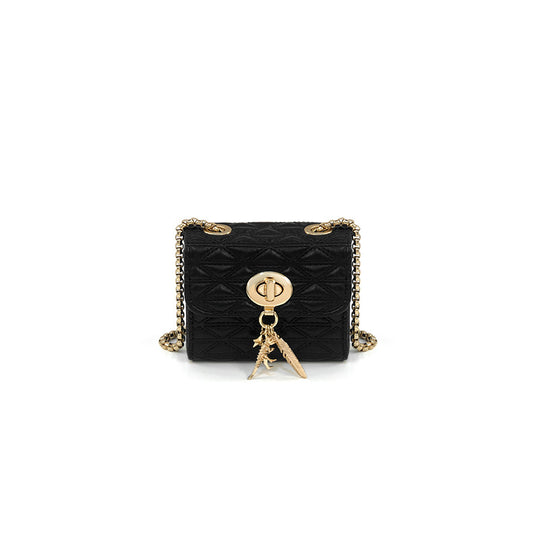Damen Clutch mit eleganter Steppoptik und dekorativem Kettenriemen Nord Taschen