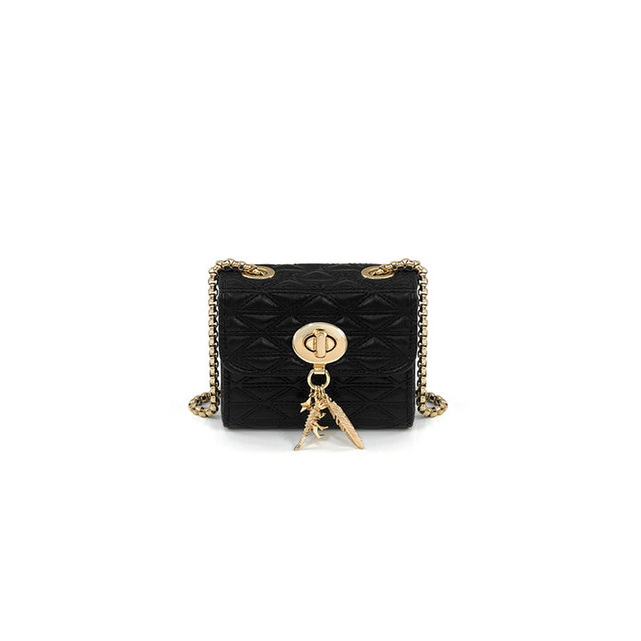 Damen Clutch mit eleganter Steppoptik und dekorativem Kettenriemen Nord Taschen