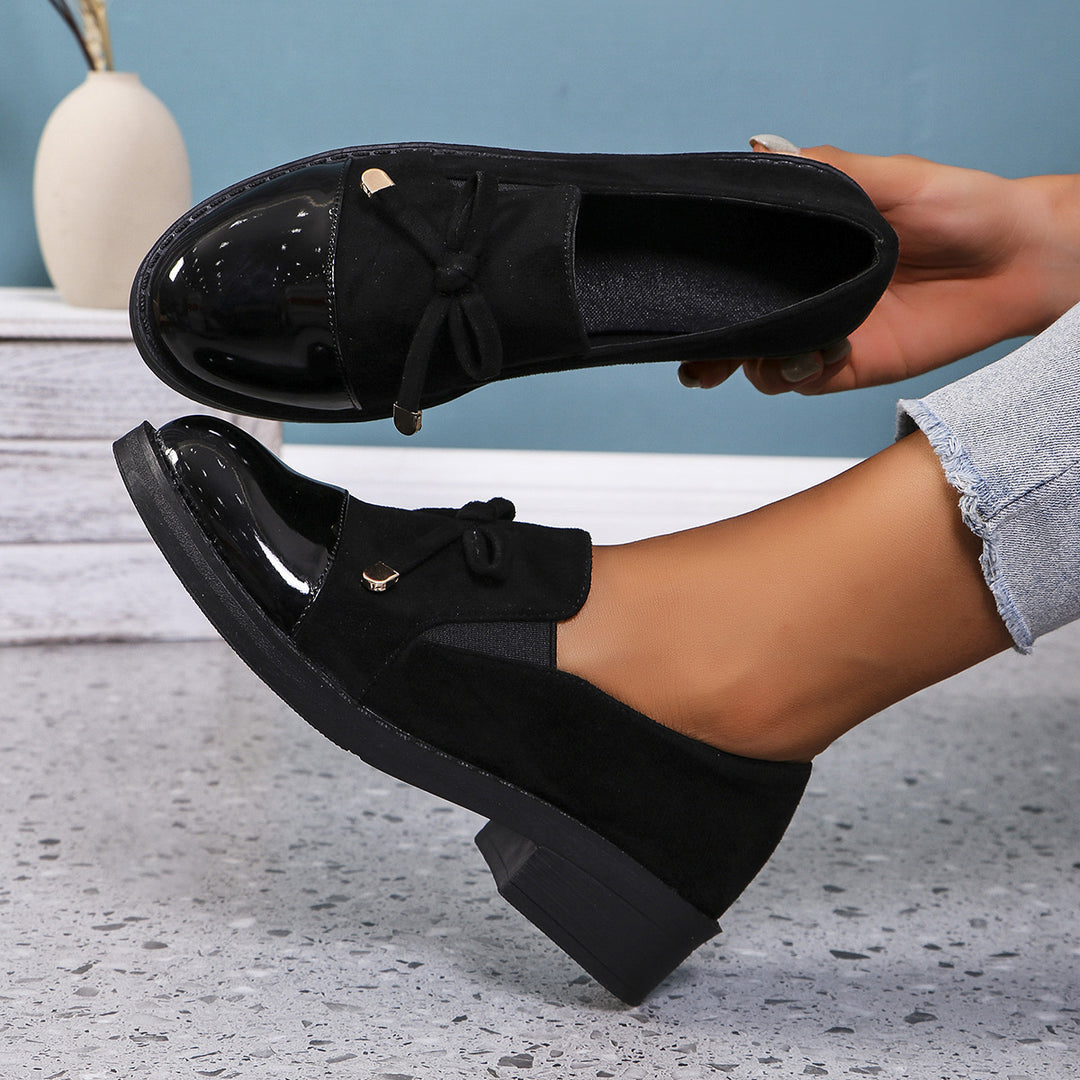 Damen  elegante Slipper-Loafer mit Lackkappe, Veloursimitat-Obermaterial, elastischem Einstieg und dekorativer Schleifenapplikation Nord Taschen
