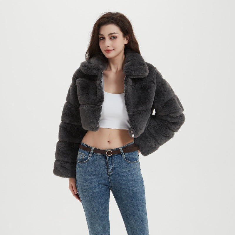 Damen Cropped Kunstpelzjacke mit horizontalen Volumenpaneelen, Steh-Umlegekragen und Reißverschluss Nord Taschen