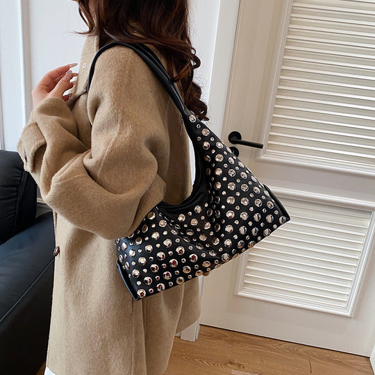 Damen Hobo-Tasche aus hochwertigem Kunstleder mit stilvollen Nietenakzenten Nord Taschen