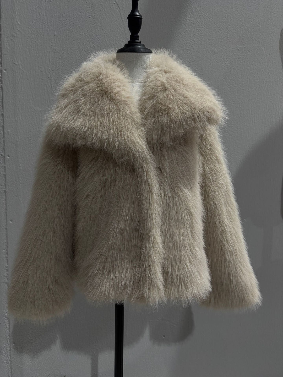 Damen Kurzbolero im Boxy-Cut aus veganem Shaggy-Kunstpelz mit XXL-Schalkragen Nord Taschen