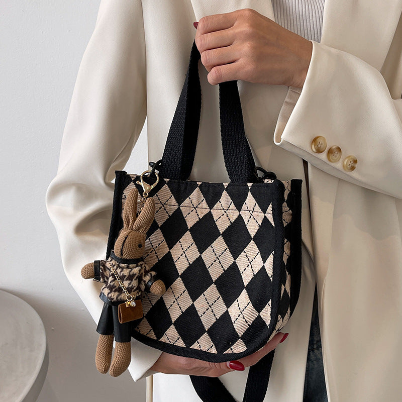 Damen Jute-Handtasche mit modernem Rautenmuster und entzückenden Anhänger Nord Taschen