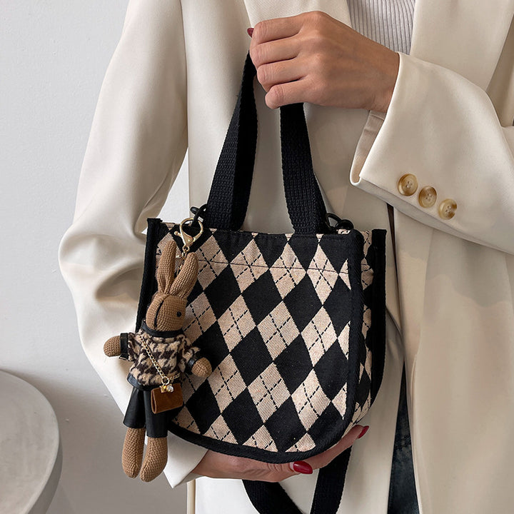 Damen Jute-Handtasche mit modernem Rautenmuster und entzückenden Anhänger Nord Taschen