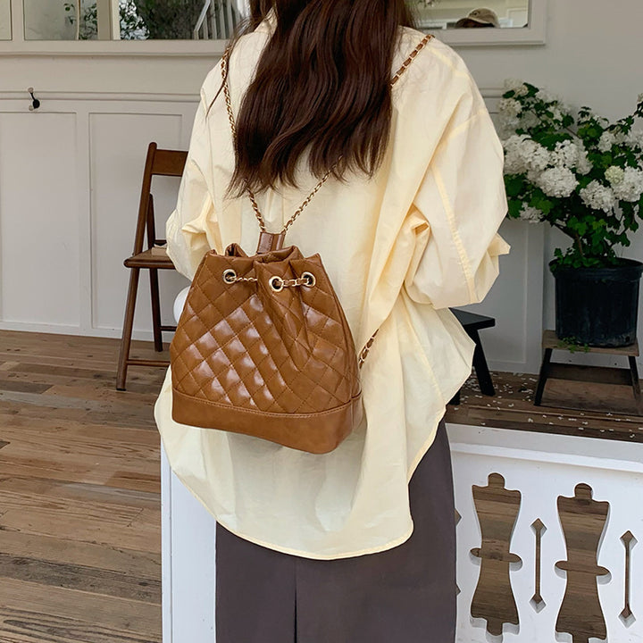Damen Hobo-Tasche mit glänzender Oberflächenstruktur und eleganter Kettenverzierung Nord Taschen